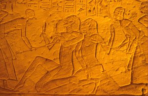 Forntida Egypten, Väggmålning/ristning, Hettitiska fångar blir slagna med käppar, Ramses II:s och Nefertaris tempel, Abu Simbe (foto) av School Egyptian