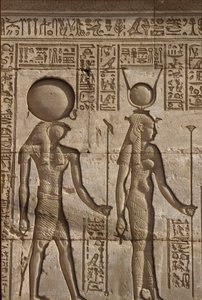 Forntida Egypten, Väggmålning/ristning, Horus och Isis tar emot en offergåva från faraon, Hathors tempel, Dendera (foto) av School Egyptian
