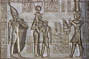 Forntida Egypten, Väggmålning/ristning, Isis ammar den unge faraon i närvaro av det gudomliga spädbarnet Ihy, medan faraon gör en offergåva, Hathors tempel, Dendera (foto) av School Egyptian