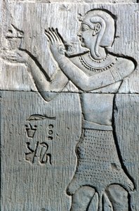 Forntida Egypten, Väggmålning/ristning, Präst med leopardskinn, erbjuder rökelse, Sebek- och Horustemplet Kom Ombo (foto) av School Egyptian