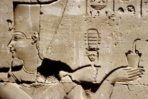 Forntida Egypten, Väggmålning/ristning, Farao Ptolemaios skakar en systrum och offrar rökelse, Horustemplet, Edfu (foto) av School Egyptian