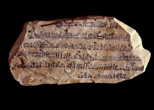 Konst i det forntida Egypten: ostrakon (eller ostracon) (plural: ostraca eller ostraka) hieratisk (keramikskärvor på vilka heliga ting är skrivna). Egyptens nya imperium. Paris, Louvren
