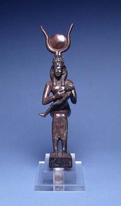 E.122-1954 Iris Nursing Horus (framifrån) egyptisk, 715-525 BC (kopparlegering) (se även 89138) av School Egyptian