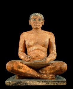 Egyptisk antikvitet: ”” Skrivaren sitter på huk”” Staty i kalksten, albaster och bergskristall. Kommer från sakkarah (Saqqara) (cirka 2620 - 2350 f.Kr.). 4:e eller 5:e dynasti) Sön. 0 537 m, Musée du Louvren, Paris - Egyptisk antiken: "" Crouching Scribe S av School Egyptian