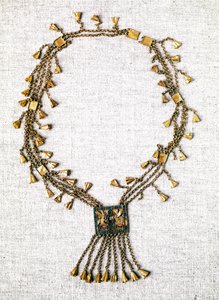 Egyptisk antikvitet: guldhalsband av farao Pinedjem. 21:a dynastin (ca 1069-945). Paris, Louvren av School Egyptian