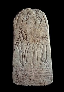 Egyptisk antikvitet: kalkstensbegravningsstele av en ung man som dog vid sexton års ålder. 1:a eller 2:a århundradet e.Kr. Epitafium på grekiska. Från Abydos. Paris, Louvren av School Egyptian