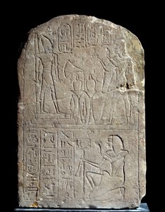 Egyptisk antikviteter: kalkstensstele i namn av kung Anyas skyltdörr. I hängaren erbjuder farao Ramses II rökelse till sin egen kolossala gudomliga staty. Ramses II:s regne (1279-1213 f.Kr.). Från serapeumet i Saqqara. Sol 0,44x0,3 m Paris, musee du Louvre av School Egyptian