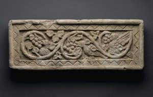 Relief av en växtrulle som omsluter fåglar och vindruvor, från Behnesa, 500-600-talet (kalksten) av School Egyptian