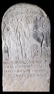 Stele av kalksten som representerar en scen av erbjudanden täckta med hieroglyfer. Regne d