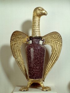 Vas känd som "Eagle" av Suger (abbe Suger): vas tillverkad i Egypten under romarriket och monterad på guld-silverstöd som representerar en örn tillverkad i Saint-Denis på 1100-talet. Det är en del av Tresor i klostret Saint-Denis. Sön 0,43x0,27 m P av School Egyptian