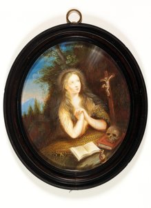 Maria Magdalena lutad mot en bank, hennes ögon upphöjda till ett krucifix (emalj) av School English