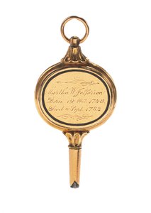 Memento mori graverad klocknyckel, med hårlock av Martha Wayles Jefferson, franska eller engelska, sent 1700 - tidigt 1800-tal (guld) (se även 711002)
