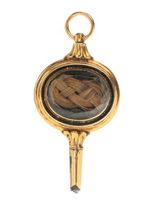 Memento mori graverad klocknyckel, med hårlock av Martha Wayles Jefferson, franska eller engelska, sent 1700 - tidigt 1800-tal (guld) (se även 711001)