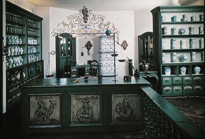Rekonstruktion av ett apotek med 1700-talsmöbler och föremål från 1100-1800-talet (foto) av School German
