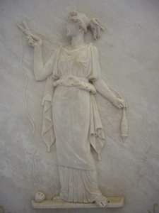 Basrelief av Atropos som skär livets tråd (marmor)