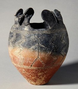 Rödpolerad servisskål, med djurhuvud och solskivor, från Vounous, Cypern, Tomb 91, 2500-2075 f.Kr. (lera)