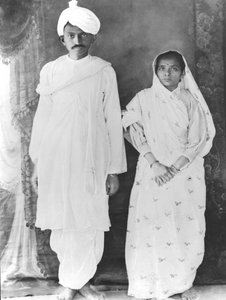 Kasturba (1869-1944) och Mahatma Gandhi (1869-1948) (svartvitt foto) av School Indian