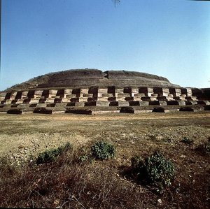 Utsikt över Nandangarh Stupa, som tros hålla Buddhas aska (foto) av School Indian