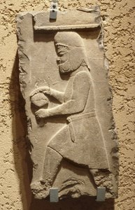 En mede vid det kungliga hovet i Persepolis med ett täckt fartyg, Achaemenid, ca. 500 f.Kr. (kalksten) av School Iranian