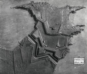 En reliefkarta över den venetianska fästningen vid Spinalonga, Kreta 1619 (s/v foto) av School Italian