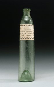 Flaska som innehöll anti-hysterivatten, från Hans Kungliga Höghets Gjuteri, Officina Profumo, Farmaceutica di Santa Maria Novella, Florens, ca 1850-1920 (glas) av School Italian