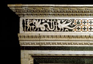 Detalj av dekorationerna kring marmortrandolan (fotografi) av School Italian
