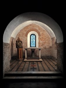 Utsikt över det första kapellet i kyrkan Saints Vincent och Anastasius, 625-1221 Abbey of Tre Fontane (Abbey of Tre-Fontane eller Abbey of the Three Fountains) nära Rom Italien (Vy över det första kapellet i kyrkan Sts Vincent och Anastasius , 625-1221 Tre av School Italian