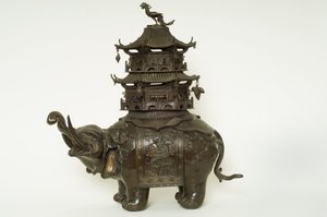 Figur av en elefant klädd i en howdah-duk, en utarbetad slinga och en pagod som bygger (brons) av Japanese School