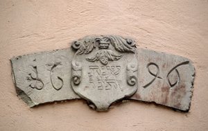 Judarnas gränd i Obernai (67). Platser för tillbedjan: inskription med ett hebreiskt datum och motsvarande datum för den kristna eran: 1696. En synagoga byggdes enligt uppgift två år efter auktorisation av Intendant La Grange, vilket tillät J