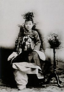 Koreansk kvinna i traditionell bröllopsklänning