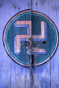 Symbol för buddhism på en av portarna till templet "Tongdosa"" i Pusan-regionen i Korea.