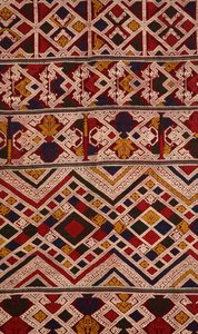 Detalj av en phaa sabai gjord av Tai Nuea eller Tai Daeng vävare från Hua Phan, Laos (textil)