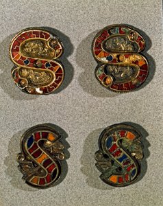 Medeltidens arkeologi (medeltiden). Barbarisk konst från Lombardiet: Bältesfibula (spänne) i form av bokstaven S. Objekt i guld och polykrom emalj. Lombardkonst, 6-700-tal. Italien, Cividale del Friuli, Arkeologiskt museum av School Lombard