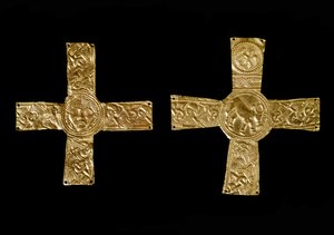 Medeltidens arkeologi (medeltiden). Barbarisk konst i Lombardiet: bröstkors i bladguld. Lombardisk konst från 700-talet. Italien, Cividale del Friuli, Arkeologiskt museum av School Lombard