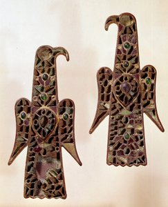 Merovingerkonst: Par fibuler (säkertapp) aqualiformes (örnar). Emalj cloisonné, 600-talet, merovingerdynasti (481-751). från Castelsagrat. Musee Cluny, Paris.