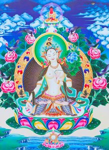 Bild som föreställer den vita Tara, den sjuögda gudomliga mamman sittande på en lotusblomma med sin högra hand i varada mudra-ställning som symboliserar generositet (gouache på tyg)