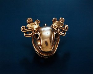 Framsidan av en klocka i Chiriqui-stil, ca 1100-talet e.Kr. (guld)