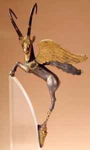 Apparathandtag: silvervingebock, infällt, guld. Persiska perioden routenide (6:e-4:e århundradet f.Kr.), kommer från Iran. Paris, musee du Louvre - Ceremoniellt handtag: bevingad stenbock i silver, inläggning, guld. Achaemenidiska persiska perioden (6:e-4: