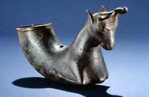 Tjur med vikta ben, ca 550-330 f.Kr. (brons)