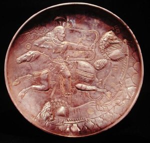 Skylt föreställande en kunglig soldat som jagar lejon, 600-700-talet (silver) av School Persian