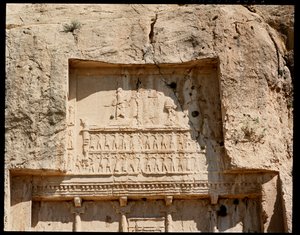 Utsikt över Necropolis och Darius I den stores grav med relief som representerar honom som hedrar solen