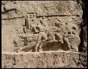 Utsikt över nekropolen och gravarna som tillhör akemenidernas kungar, relief som representerar stridsscener av School Persian