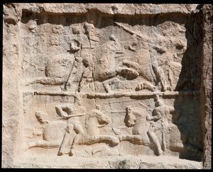 Utsikt över nekropolen och gravarna som tillhör akemenidernas kungar, relief som representerar stridsscener av School Persian