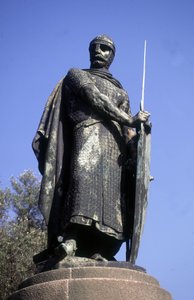 Staty av kung Afonso I, Guimaraes, Portugal (foto)