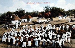 Vykort som visar rumäner som dansar i en by, ca 1910 (färg litho)