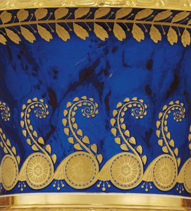 Detalj från en vas med två handtag av porslin och bladguld gjord av Imperial Porcelain Factory 1833 av School Russian