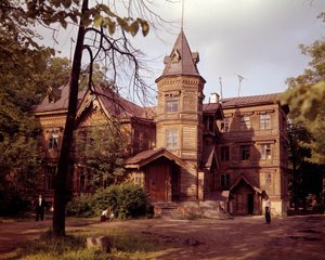 Rysk arkitektur: utsikt över en dacha från 1800-talet, ryskt hus på landet.