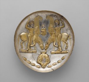 Tallrik med ungdomar och bevingade hästar, ca 500-600-talet e.Kr. (silver, kvicksilverförgyllning)