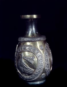 Sassanidhantverk: guldsilverkaraff dekorerad med tre medaljonger med präglade tuppar. 224-661 e.Kr. Teheran, Foroughi samling