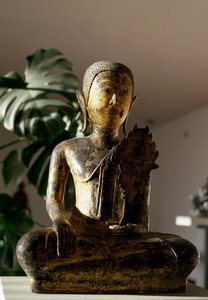 Buddha sittande i Bhumisparsa Mudra gest under meditation (skulptur